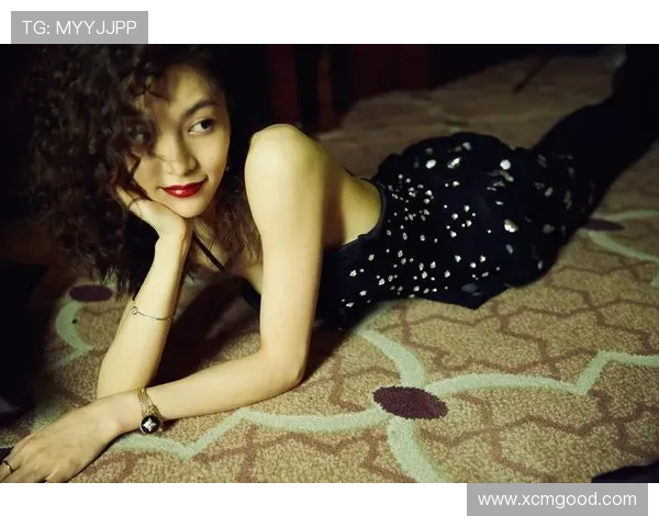 足球明星华丽西装闪耀红毯引领时尚潮流展现魅力风采